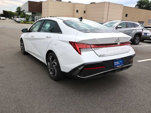 Certified 2025 Hyundai Elantra Limited FWD image 5