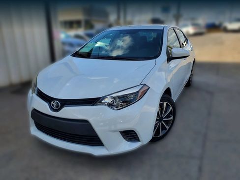 Used 2015 Toyota Corolla LE FWD image 2