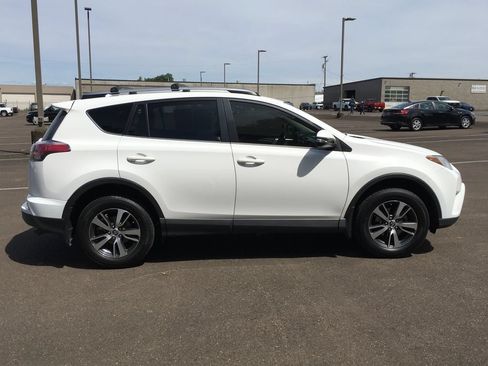 Used 2018 Toyota RAV4 XLE AWD/4WD image 8