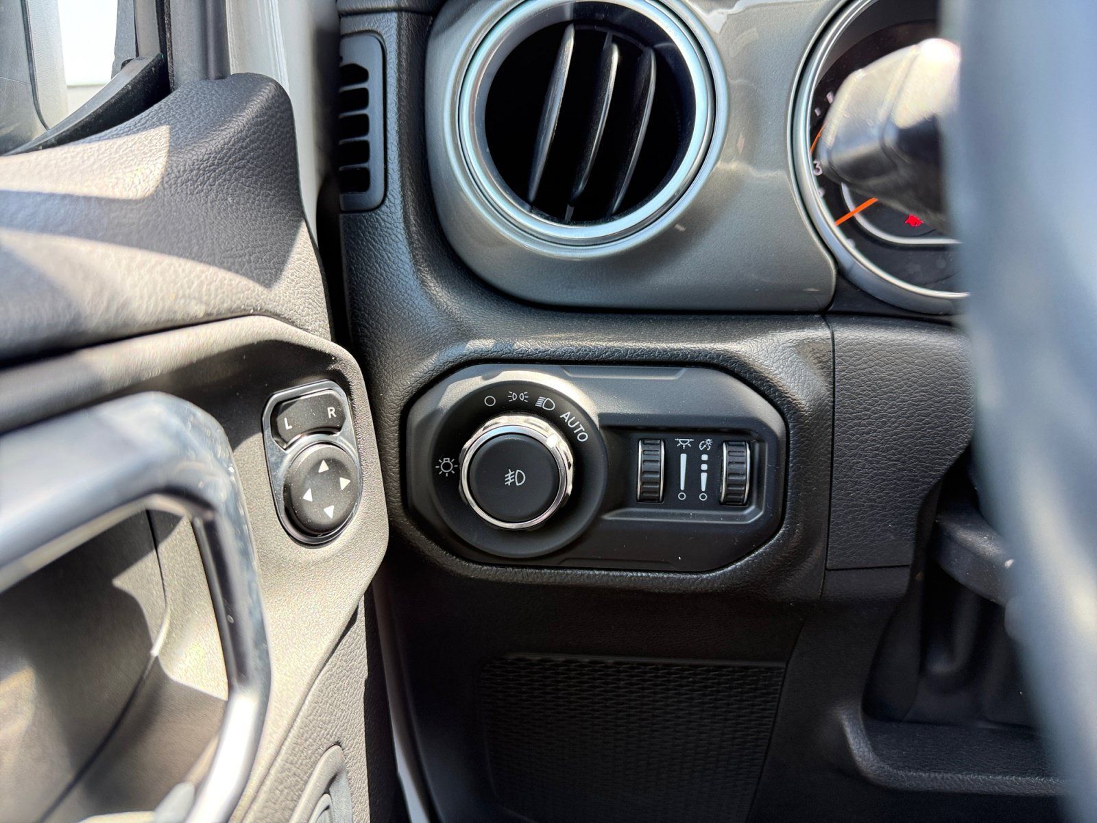 Used 2022 Jeep Wrangler Unlimited Sahara AWD/4WD image 18