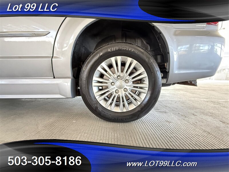 Used 2013 Chrysler Town & Country Limited w/ Luxury Group FWD image 26