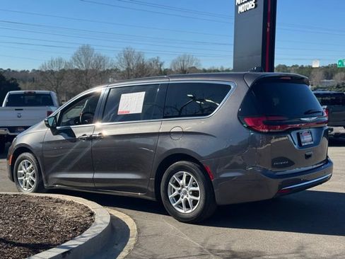 Used 2023 Chrysler Pacifica Touring-L FWD image 8