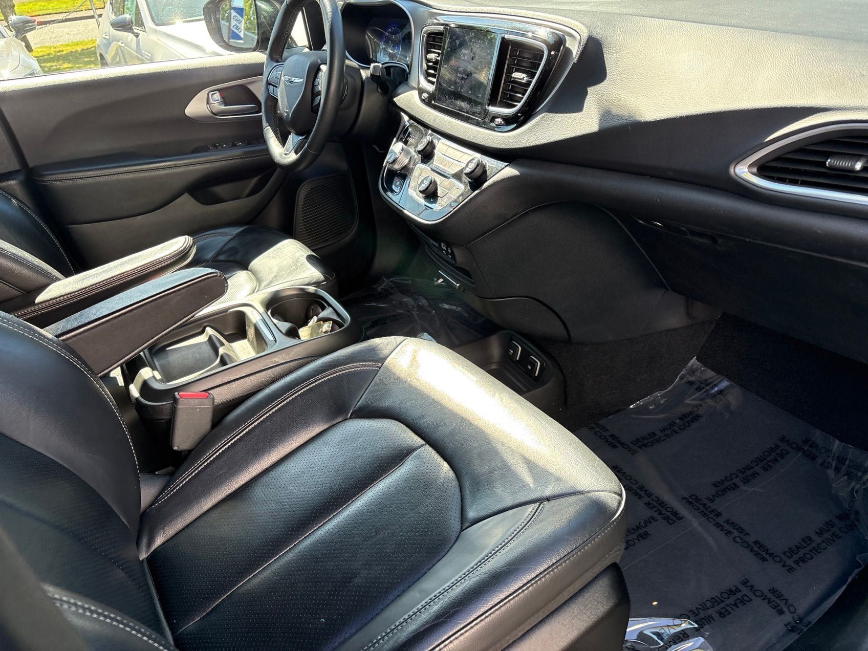 Used 2018 Chrysler Pacifica Touring-L w/ Premium Audio Group FWD image 19