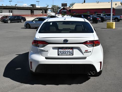 Used 2024 Toyota Corolla SE w/ SE Package image 7
