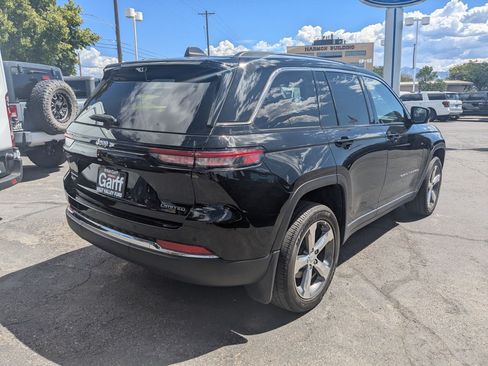Used 2022 Jeep Grand Cherokee Limited w/ Luxury Tech Group II AWD/4WD image 3