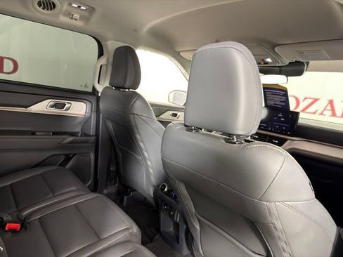 Certified 2025 Ford Explorer Active w/ Active Comfort Package RWD image 19