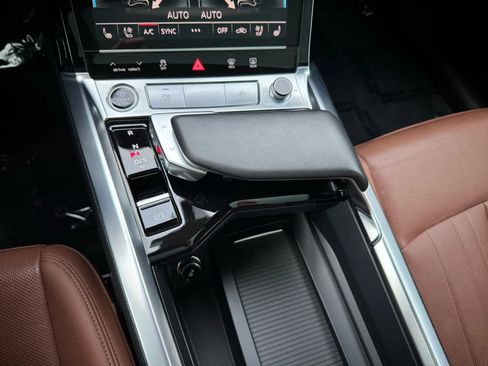 Used 2022 Audi e-tron Premium Plus image 40