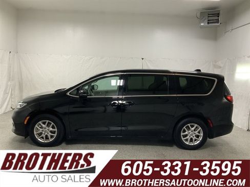 Used 2024 Chrysler Pacifica Touring-L FWD image 1