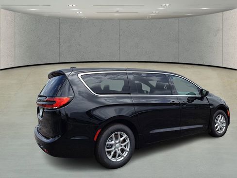 New 2025 Chrysler Pacifica Select image 5