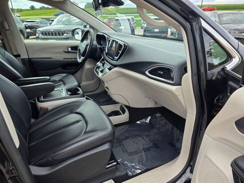 Certified 2023 Chrysler Pacifica Touring-L FWD image 19