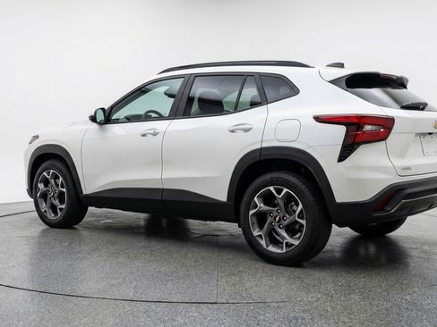 Used 2025 Chevrolet Trax LT w/ LT Convenience Package image 6