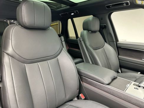 Used 2025 Land Rover Range Rover SE AWD/4WD image 4