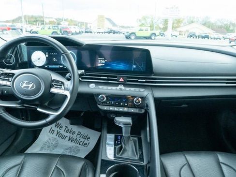 Used 2025 Hyundai Elantra Limited image 31