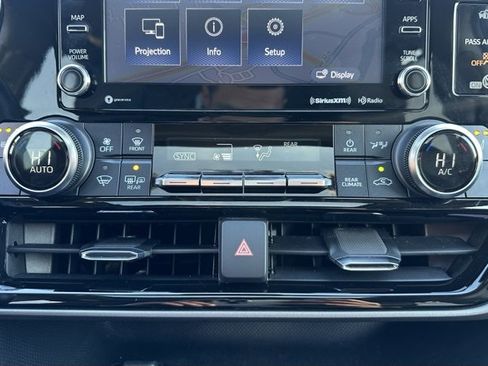 Used 2022 Toyota Highlander XLE image 23