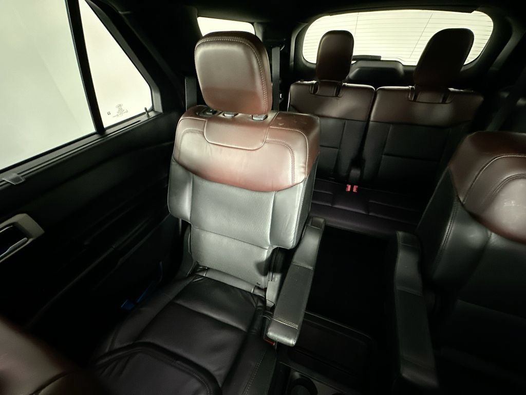 Used 2020 Ford Explorer Platinum w/ Premium Technology Package AWD/4WD image 12