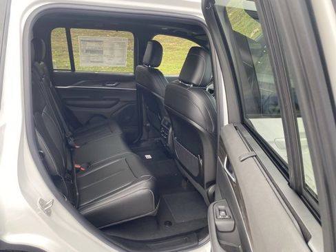 New 2025 Jeep Grand Cherokee Limited image 34