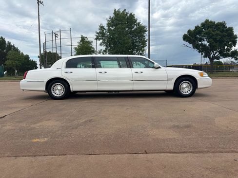 Used 1999 Lincoln Town Car Executive RWD image 22