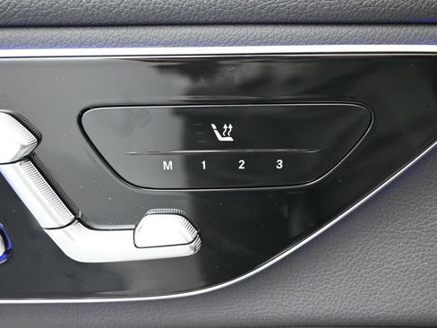 Used 2025 Mercedes-Benz GLC 300 4MATIC image 18