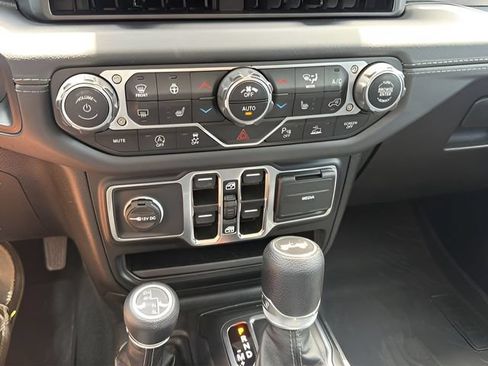 Used 2024 Jeep Wrangler Unlimited Sahara w/ Technology Group AWD/4WD image 27
