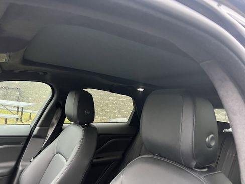 Used 2019 Jaguar F-PACE Premium image 19