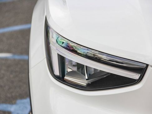 Used 2025 Volvo XC40 B5 Plus image 13