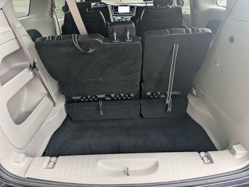 Used 2023 Chrysler Pacifica Touring-L FWD image 29