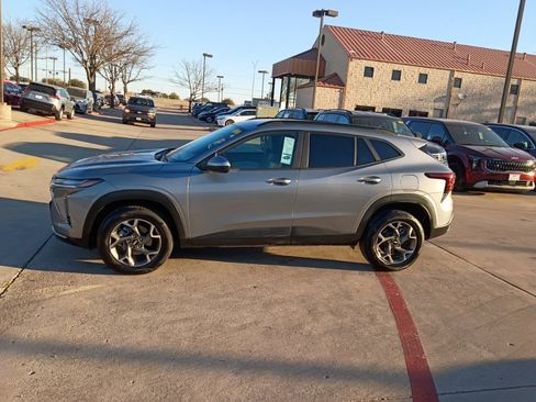 Used 2025 Chevrolet Trax LT w/ LT Convenience Package image 4