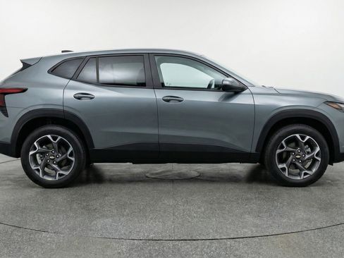 Used 2025 Chevrolet Trax LT w/ LT Convenience Package image 11