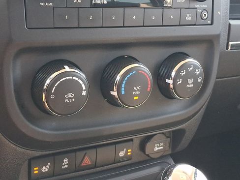 Used 2015 Jeep Patriot Latitude w/ Sun/Sound Group AWD/4WD image 17