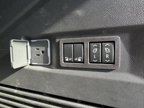 Certified 2023 GMC Yukon SLT w/ SLT Premium Package image 10