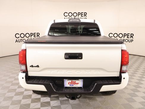 Used 2018 Toyota Tacoma TRD Off-Road w/ Technology Package AWD/4WD image 22