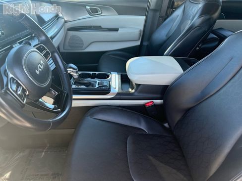Used 2024 Kia Carnival LX image 12