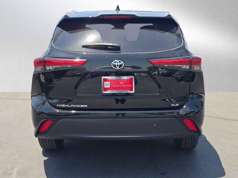 Used 2023 Toyota Highlander XLE FWD image 4