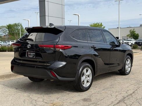 Used 2021 Toyota Highlander LE AWD/4WD image 3