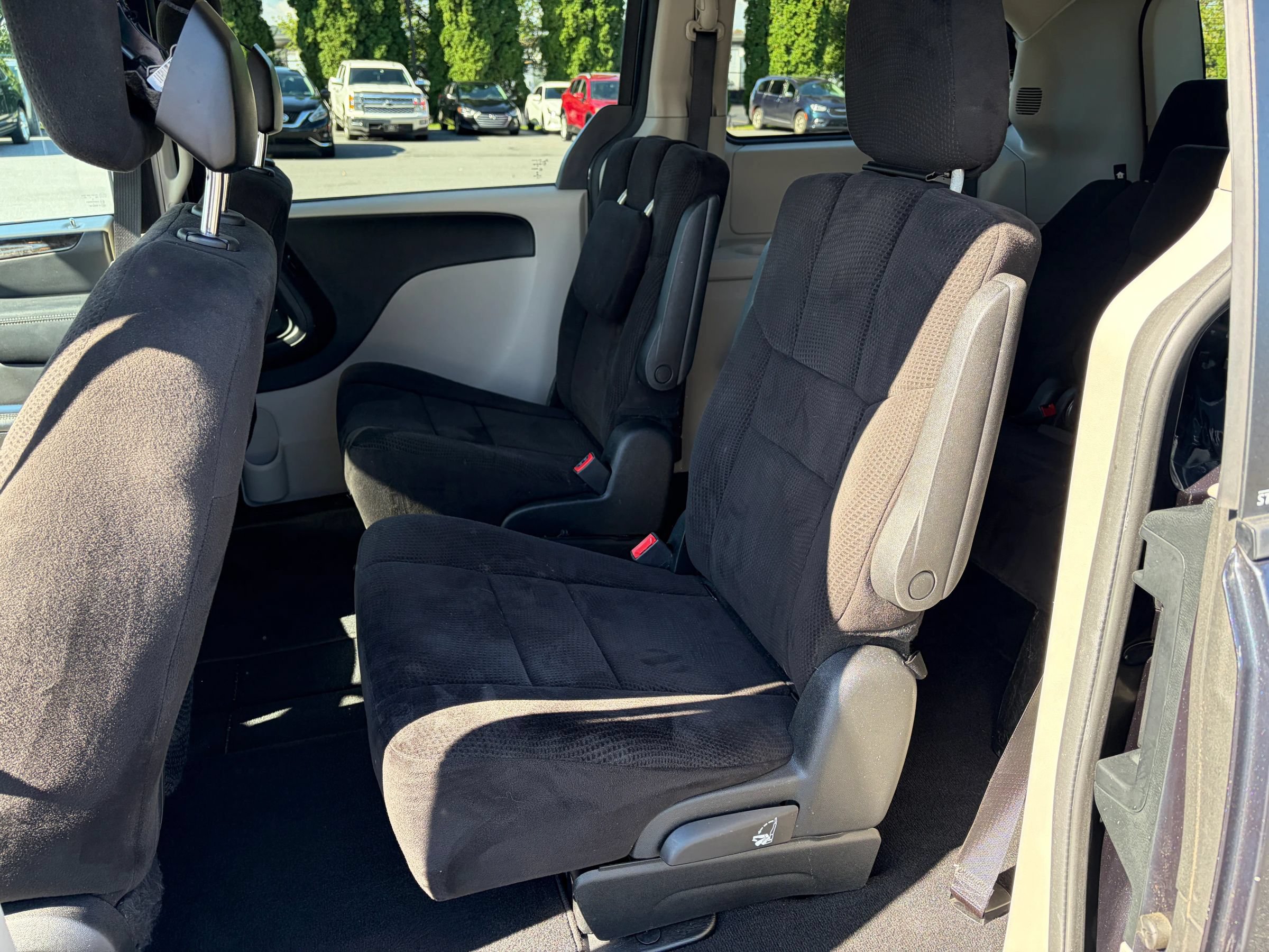 Used 2013 Dodge Grand Caravan SXT w/ Rear Park Assist Pkg FWD image 6