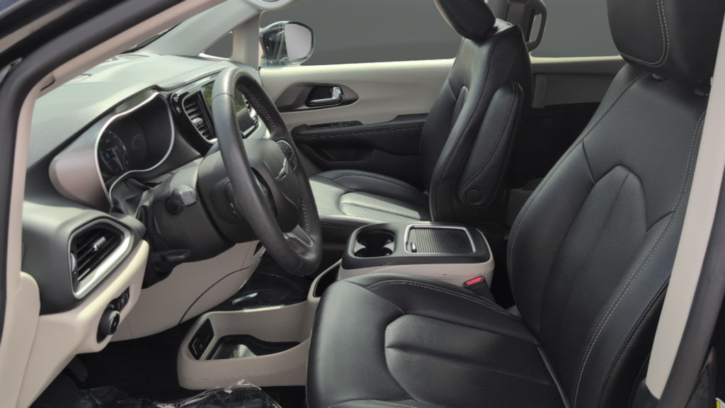 Used 2024 Chrysler Pacifica Touring-L FWD image 10