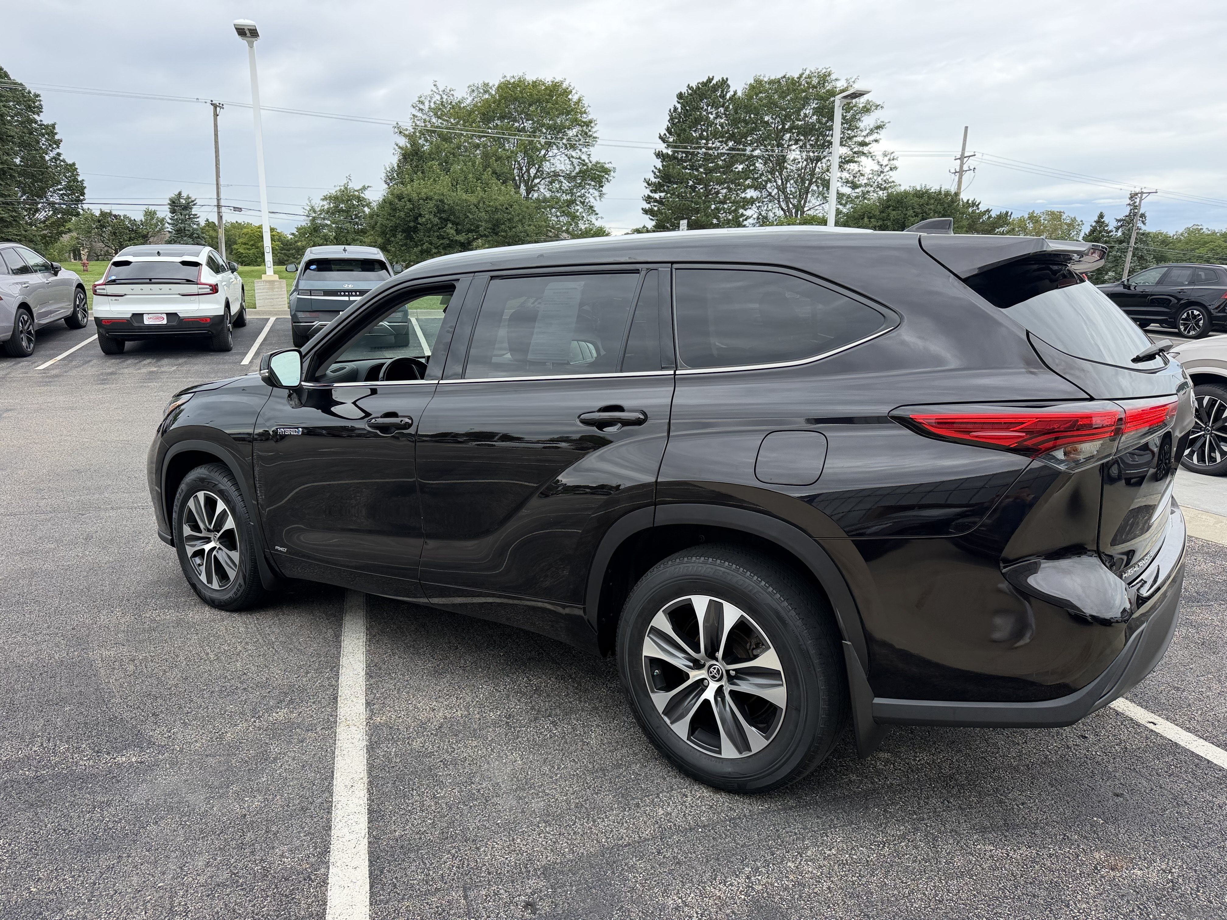 Used 2021 Toyota Highlander XLE AWD/4WD image 5