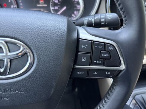 Used 2023 Toyota Highlander XLE FWD image 21