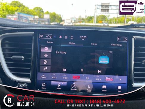 Used 2023 Chrysler Pacifica Touring-L FWD image 18