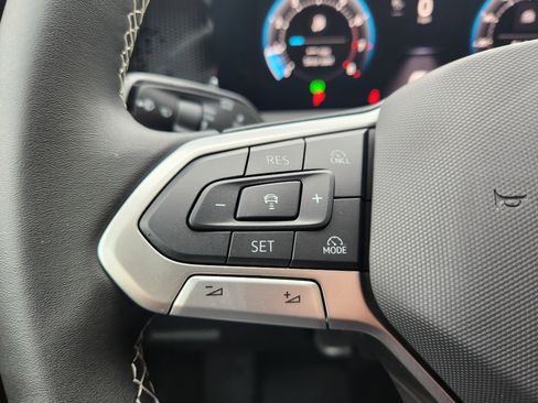 New 2025 Volkswagen Tiguan SE image 16