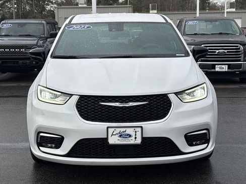 Used 2025 Chrysler Pacifica Select image 8