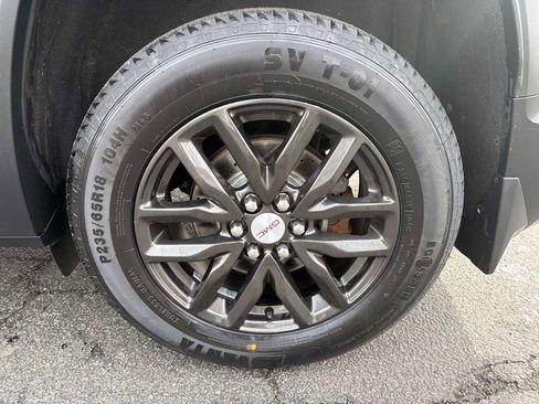 Used 2018 GMC Acadia SLT w/ LPO, Black Accent Package image 19