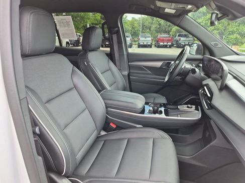 Used 2025 Buick Enclave Preferred w/ Super Cruise Package FWD image 37