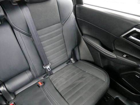 Used 2025 Mitsubishi Outlander SE image 14