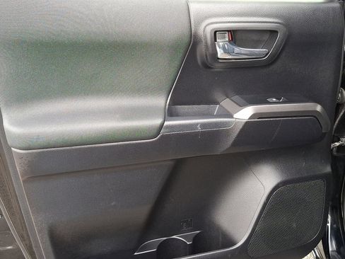 Used 2019 Toyota Tacoma TRD Off-Road image 19