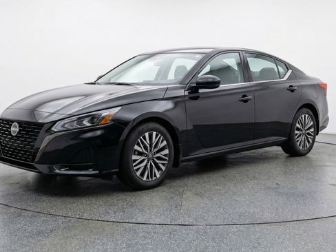 Used 2025 Nissan Altima 2.5 SV image 3