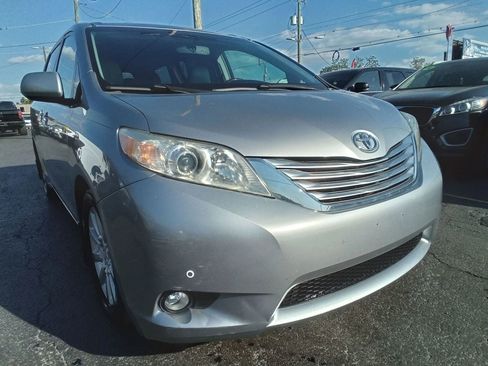 Used 2011 Toyota Sienna Limited w/ Premium Pkg image 4
