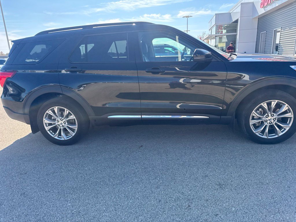 Used 2023 Ford Explorer XLT w/ Equipment Group 202A AWD/4WD image 2