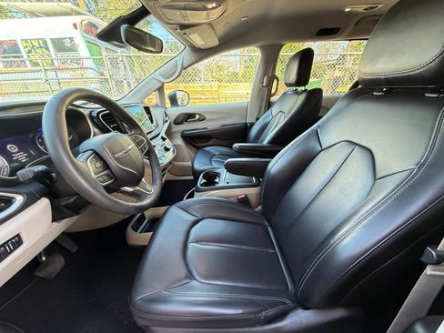 Used 2023 Chrysler Pacifica Touring-L FWD image 28