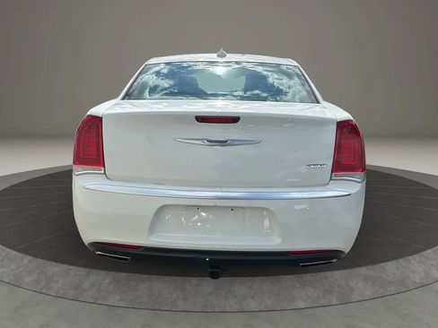Used 2019 Chrysler 300 Touring w/ Chrome Appearance Package image 6